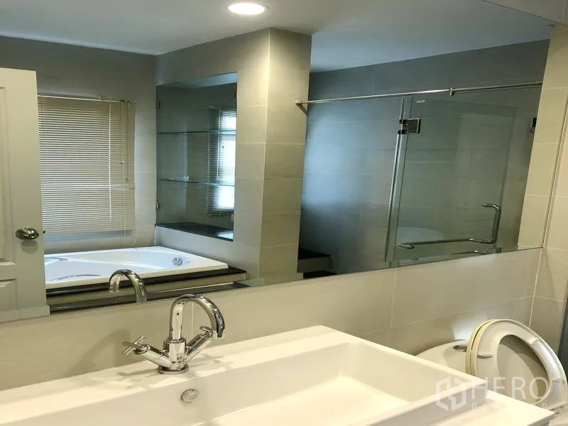 Detached House for rent or sale in Saphan Sung, Bangkok - Ensuite bathroom with bathtub, glass-enclosed shower and wide vanity.