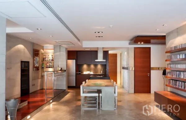 คอนโด ให้เช่าหรือขายในKhlong Toei, Bangkok - พื้นที่รับแขกและครัวแบบโอเพ่นพร้อมไอส์แลนด์คอนกรีต บาร์เครื่องดื่ม และชั้นวางของโทนไม้.