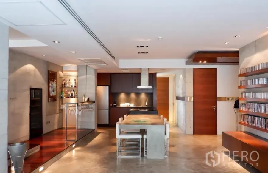 คอนโด ให้เช่าหรือขายในKhlong Toei, Bangkok - พื้นที่รับแขกและครัวแบบโอเพ่นพร้อมไอส์แลนด์คอนกรีต บาร์เครื่องดื่ม และชั้นวางของโทนไม้.