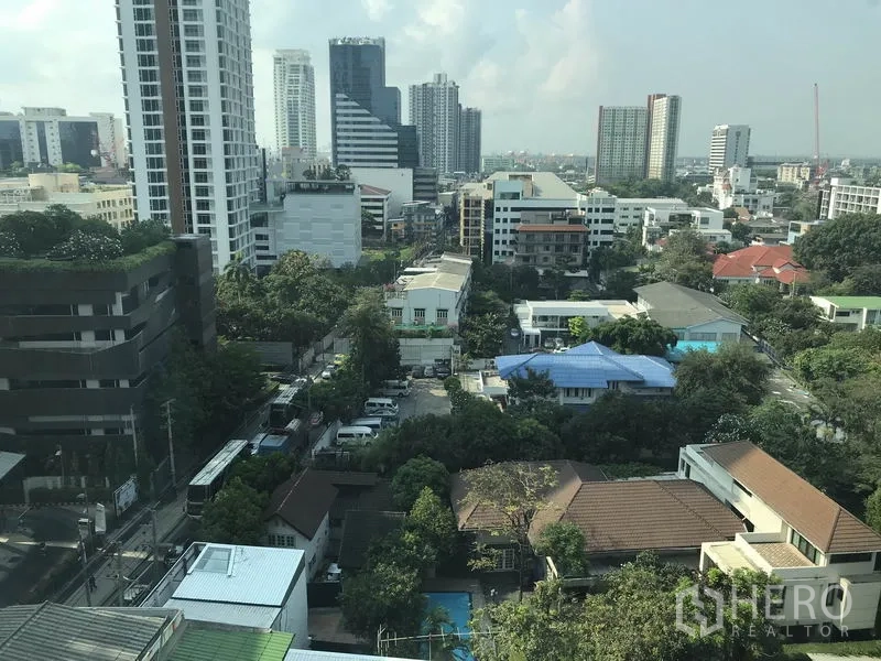 Condominium for rent in Khlong Toei, Bangkok - High-floor urban view of Sukhumvit and Ekkamai from the condominium.