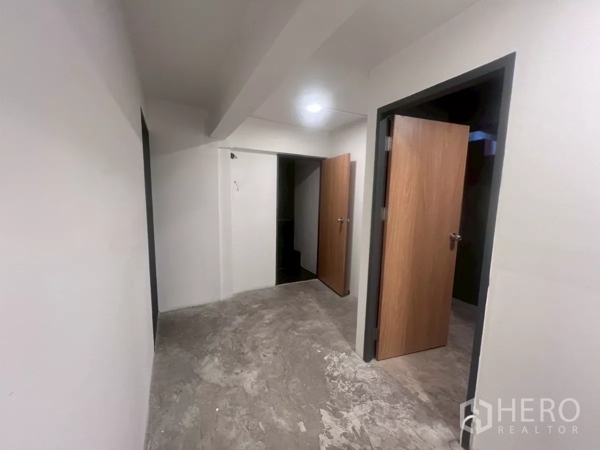 อาคารพาณิชย์ ให้เช่าในWatthana, Bangkok - โถงทางเดินผนังสีขาว มีประตูไม้หลายบานเชื่อมไปยังห้องต่างๆ.