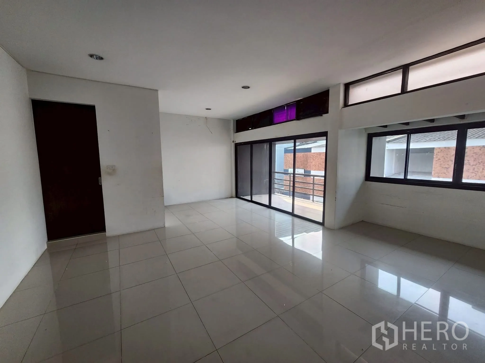โฮมออฟฟิศ for rent in Khlong Toei, Bangkok - ห้องชั้นบนพร้อมประตูกระจกเต็มบานออกสู่ระเบียง และหน้าต่างมุมรับแสง