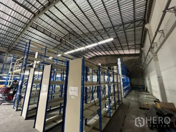 คลังสินค้า ให้เช่าในKhlong Toei, Bangkok - ทางเดินระหว่างชั้นวางสินค้า ใต้หลังคาเมทัลชีทสูง พร้อมพื้นที่โหลดด้านข้าง
