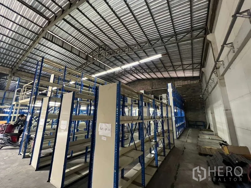 คลังสินค้า ให้เช่าในKhlong Toei, Bangkok - ทางเดินระหว่างชั้นวางสินค้า ใต้หลังคาเมทัลชีทสูง พร้อมพื้นที่โหลดด้านข้าง