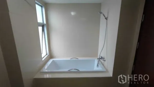 คอนโด ให้เช่าในKhlong Toei, Bangkok - อ่างอาบน้ำบิวต์อินพร้อมฝักบัวข้างหน้าต่างฝ้า