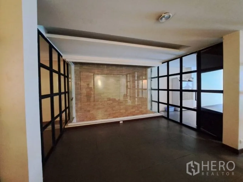 店屋 出租在Watthana, Bangkok - 通高玻璃隔断区域，带石材特色墙。