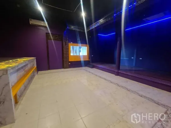 พื้นที่ขายปลีก ให้เช่าในWatthana, Bangkok - ห้องค้าปลีกผนังเงาคล้ายกระจก พร้อมเวทีและหน้าต่างกรอบสีเหลืองข้างเคาน์เตอร์