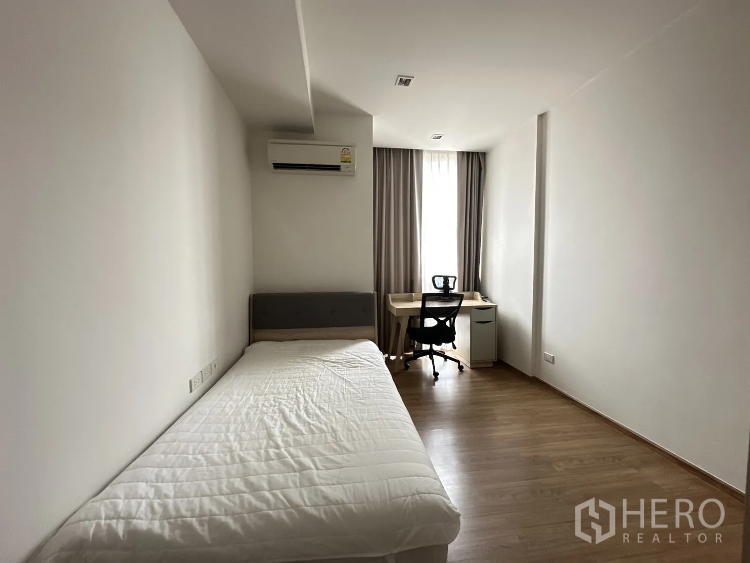 คอนโด for rent in Watthana, Bangkok - ห้องนอนที่สองเตียงเดี่ยวพร้อมโต๊ะทำงานและเก้าอี้
