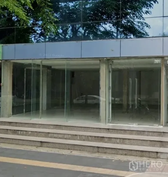 零售空间 出租在Phaya Thai, Bangkok - 临街玻璃入口与台阶，外立面倒映树影