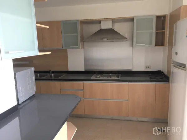 คอนโด ให้เช่าในWatthana, Bangkok - ครัวปิดเคาน์เตอร์หินสีดำ เตาแก๊ส เครื่องดูดควัน อ่างล้างจาน ไมโครเวฟ และตู้เย็น