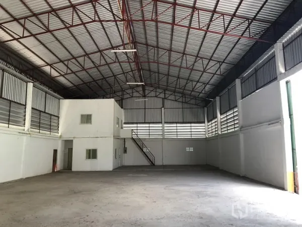 คลังสินค้า ให้เช่าในPathum Thani - ภายในโกดังโปร่ง เพดานสูง โครงถักเหล็ก มีออฟฟิศขนาดเล็กและบันได