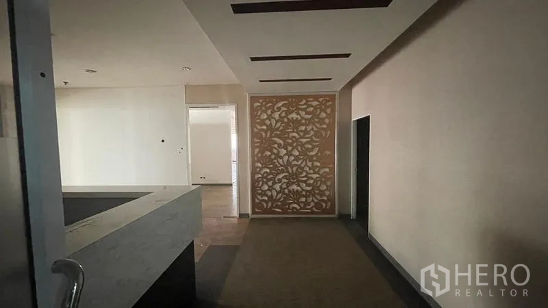 สำนักงาน ให้เช่าหรือขาย - โถงทางเข้าพร้อมผนังลายฉลุ เคาน์เตอร์หินอ่อน และไฟฝ้าตกแต่ง
