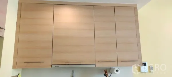 คอนโด ให้เช่าหรือขายในKhlong Toei, Bangkok - ตู้ลอยครัวลายไม้ ให้พื้นที่เก็บของกว้างขวาง