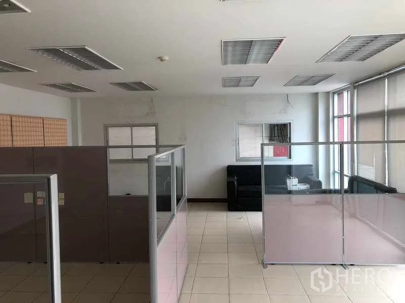 工厂 出租在Bang Sao Thong, Samut Prakan - 隔断办公室工位，瓷砖地面与大窗户。