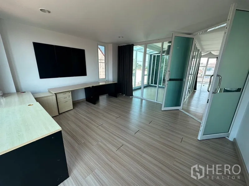 สำนักงานที่บ้าน ให้เช่าในPhra Khanong, Bangkok - ห้องทำงานส่วนตัวมีโต๊ะบิวท์อินและประตูกระจกออกสู่ระเบียง/ห้อง