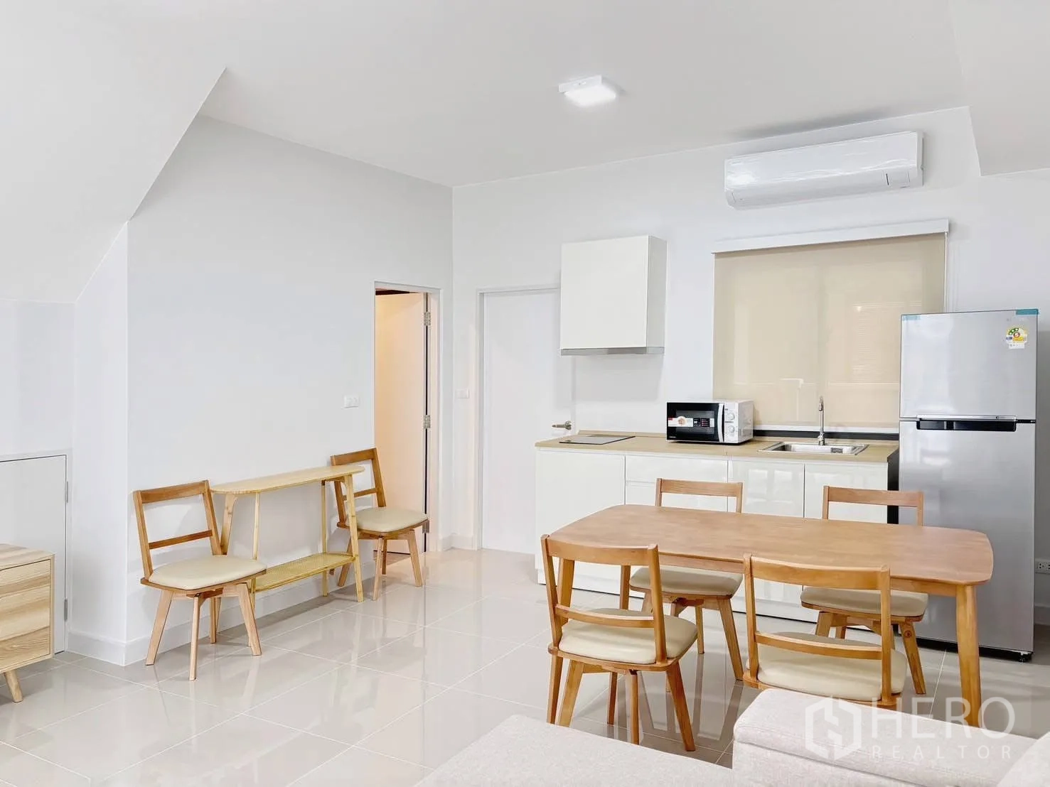 ทาวน์เฮาส์ for rent in Bang Phli, Samut Prakan - มุมมองชั้นล่างกว้างของโซนนั่งเล่น ทานข้าว และครัว พื้นกระเบื้องเงา.