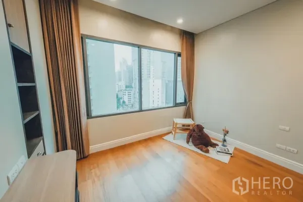 คอนโด ให้เช่าในKhlong Toei, Bangkok - ห้องอเนกประสงค์ หน้าต่างบานใหญ่เห็นวิวเมือง พื้นไม้โทนอุ่น