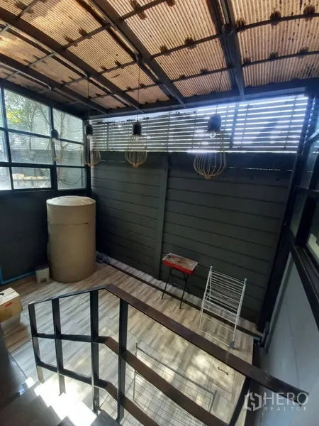 ทาวน์เฮาส์ ให้เช่าในSuan Luang, Bangkok - ลานซักล้างในร่ม โคมไฟสไตล์ลอฟต์ ช่องลมระแนง และชานพักบันได