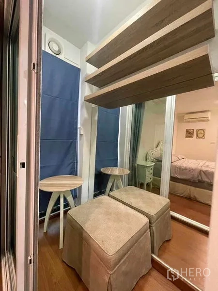 คอนโด ให้เช่า - มุมแต่งตัวกะทัดรัด มีสตูล ตู้เสื้อผ้าบานกระจก และชั้นลอย