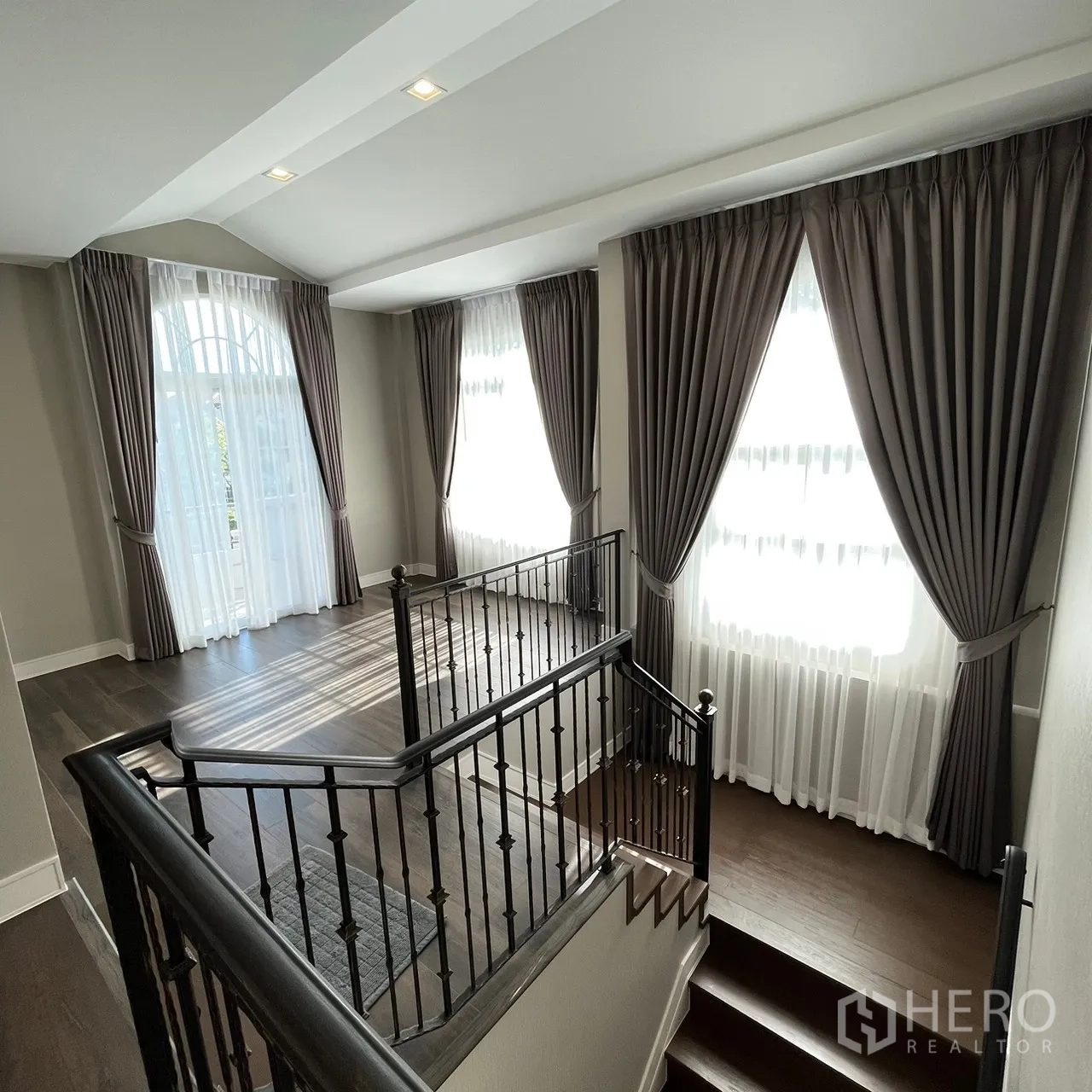 บ้าน ให้เช่าหรือขายในBang Khen, Bangkok - โถงบันไดชั้นบน ราวเหล็ก และหน้าต่างผ้าม่านสูง
