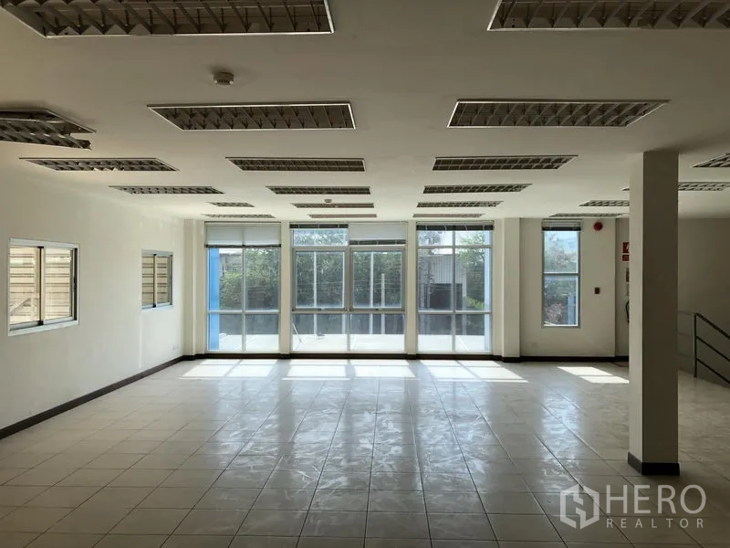 工厂 出租在Bang Sao Thong, Samut Prakan - 二层办公室宽敞明亮，落地窗引入自然光