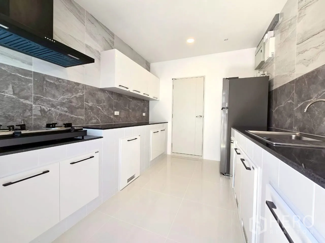 独栋房屋 for rent in Bang Phli, Samut Prakan - 完整厨房，台面、水槽与冰箱