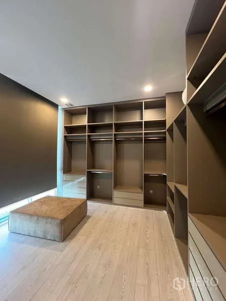 Detached House for sale in Bang Phli, Samut Prakan - Walk-in closet with built-in shelving, drawers and a central ottoman.