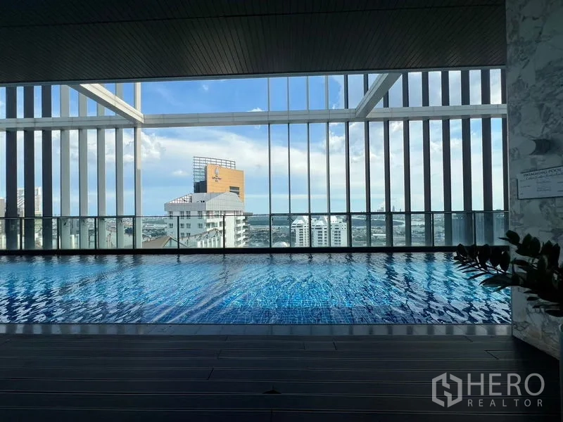 คอนโด ขาย - สระว่ายน้ำในอาคารวิวสกายไลน์ กรอบระแนงแนวตั้ง