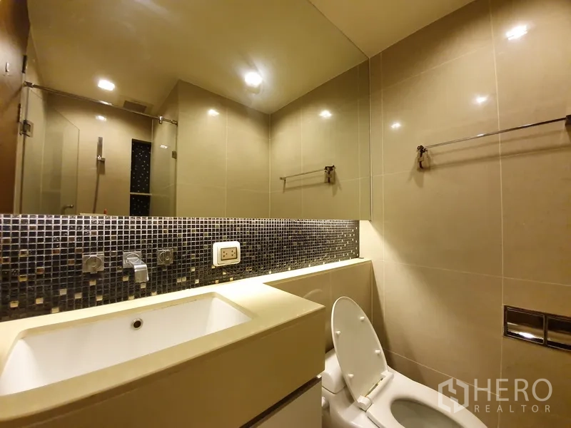 公寓 出租在Bang Rak, Bangkok - 现代客卫，马赛克背板、洗手台与坐便器