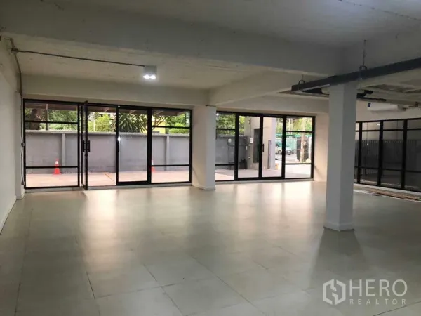 办公空间 出租在Phaya Thai, Bangkok - 采光充足的办公区，整面落地玻璃通向室外庭院，邻近BTS萨潘夸伊。