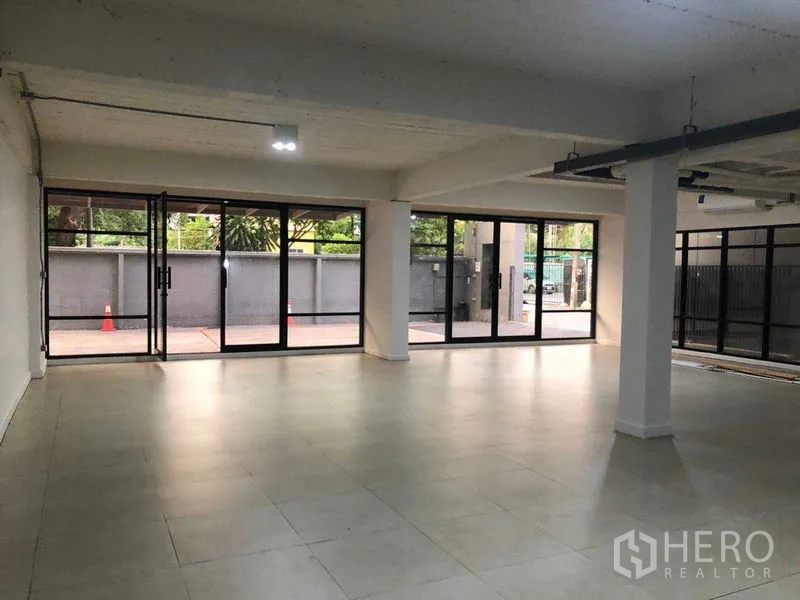 办公空间 出租在Phaya Thai, Bangkok - 采光充足的办公区，整面落地玻璃通向室外庭院，邻近BTS萨潘夸伊。