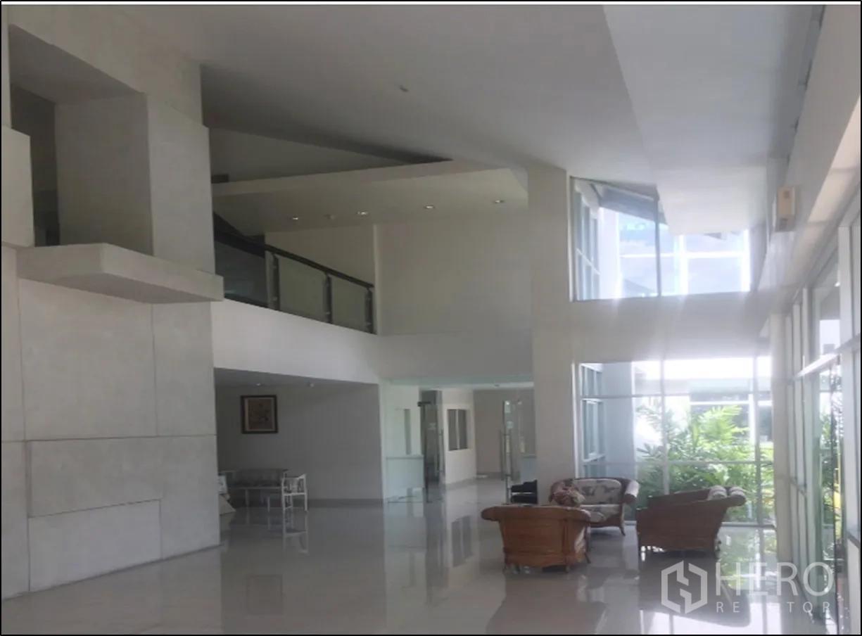 工厂 出售在Mueang Samut Sakhon, Samut Sakhon - 挑高接待大厅，全落地窗与沙发区，临园景。