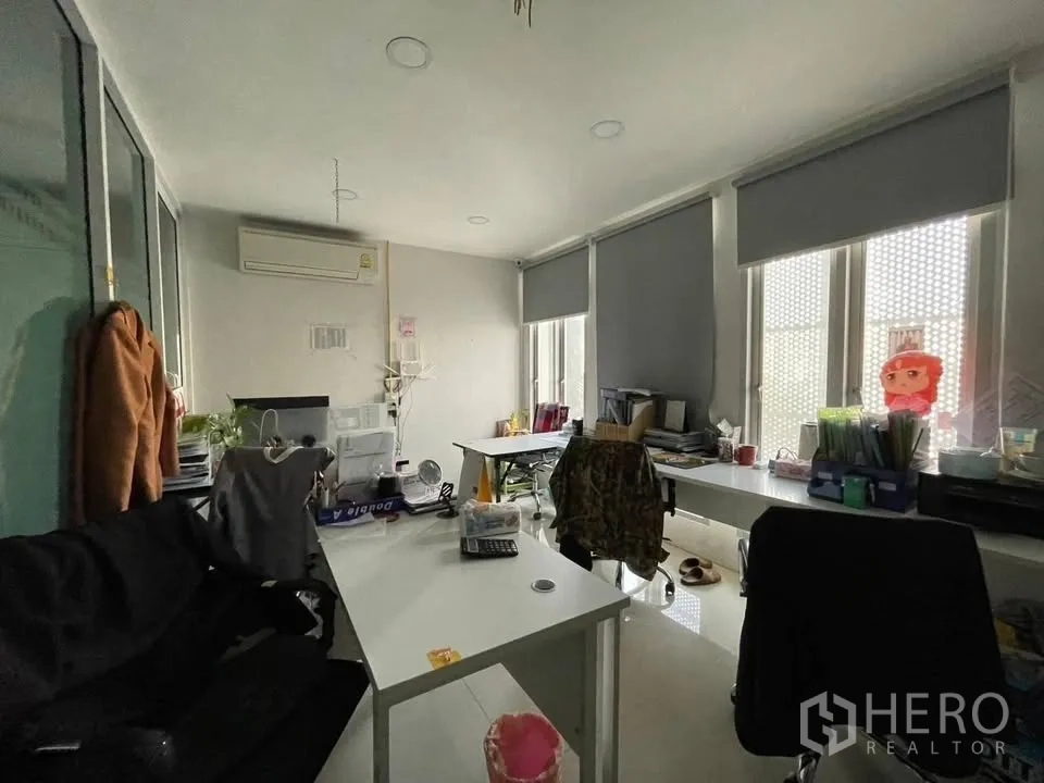 店屋 for sale in Prawet, Bangkok - 办公间内多张书桌、沙发与卷帘窗。