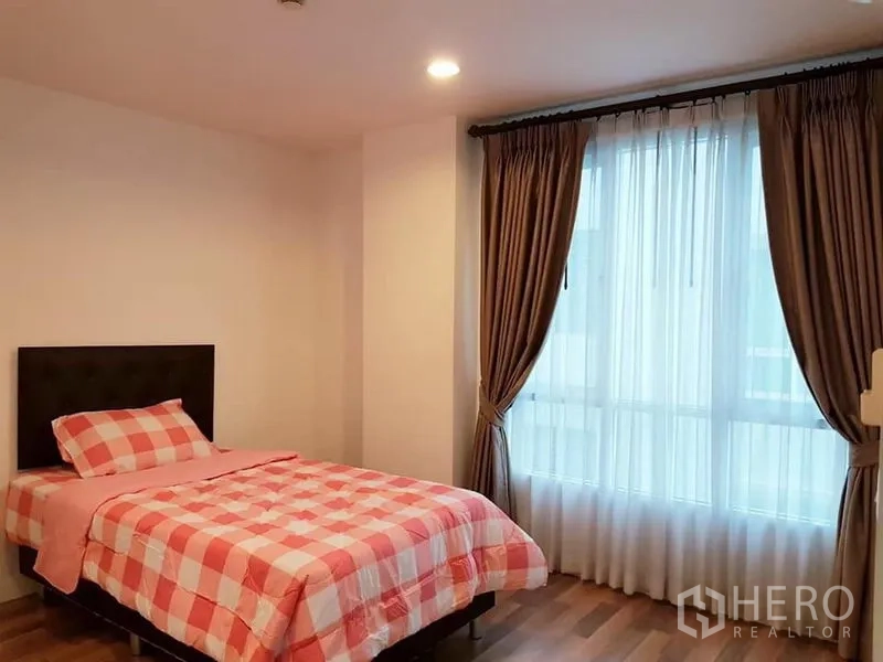 公寓 出租在Phaya Thai, Bangkok - 次卧配单人床，落地窗帘与木地板。