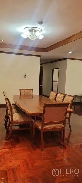 คอนโด ให้เช่าในWatthana, Bangkok - พื้นที่รับประทานอาหารโต๊ะไม้ 6 ที่นั่ง ใต้โคมไฟเพดานบนพื้นปาร์เกต์