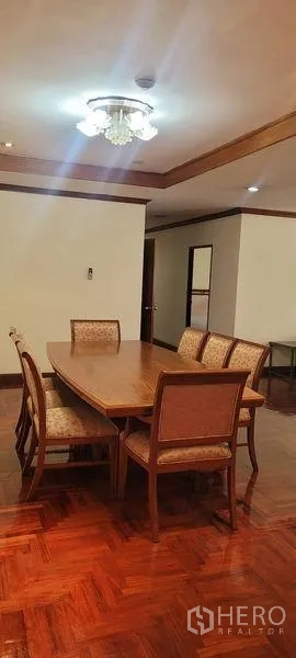 คอนโด ให้เช่าในWatthana, Bangkok - พื้นที่รับประทานอาหารโต๊ะไม้ 6 ที่นั่ง ใต้โคมไฟเพดานบนพื้นปาร์เกต์