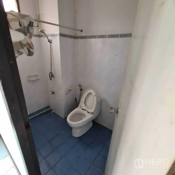 办公空间 出租在Yan Nawa, Bangkok - 紧凑卫生间，蓝色地砖、坐便与墙式淋浴。