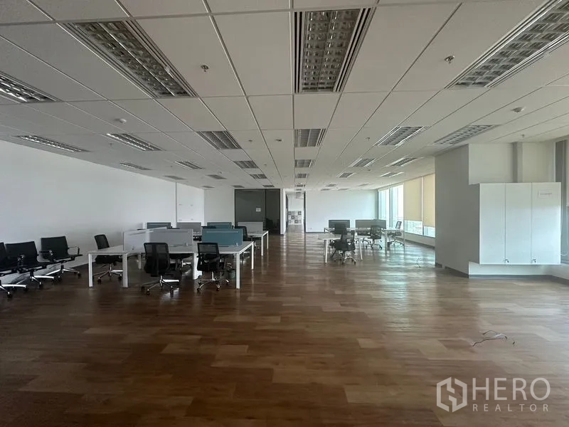 สำนักงาน ให้เช่าในRatchathewi, Bangkok - ออฟฟิศโอเพ่นสเปซกว้าง มีโต๊ะทำงานหลายชุดและไฟเพดาน