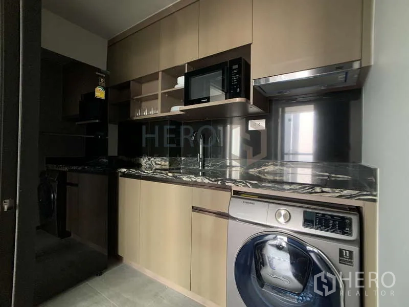 คอนโด ให้เช่า - ครัวขนาดกะทัดรัด เคาน์เตอร์หินลายสวย ตู้บิลท์อิน ไมโครเวฟ และเครื่องซักอบ