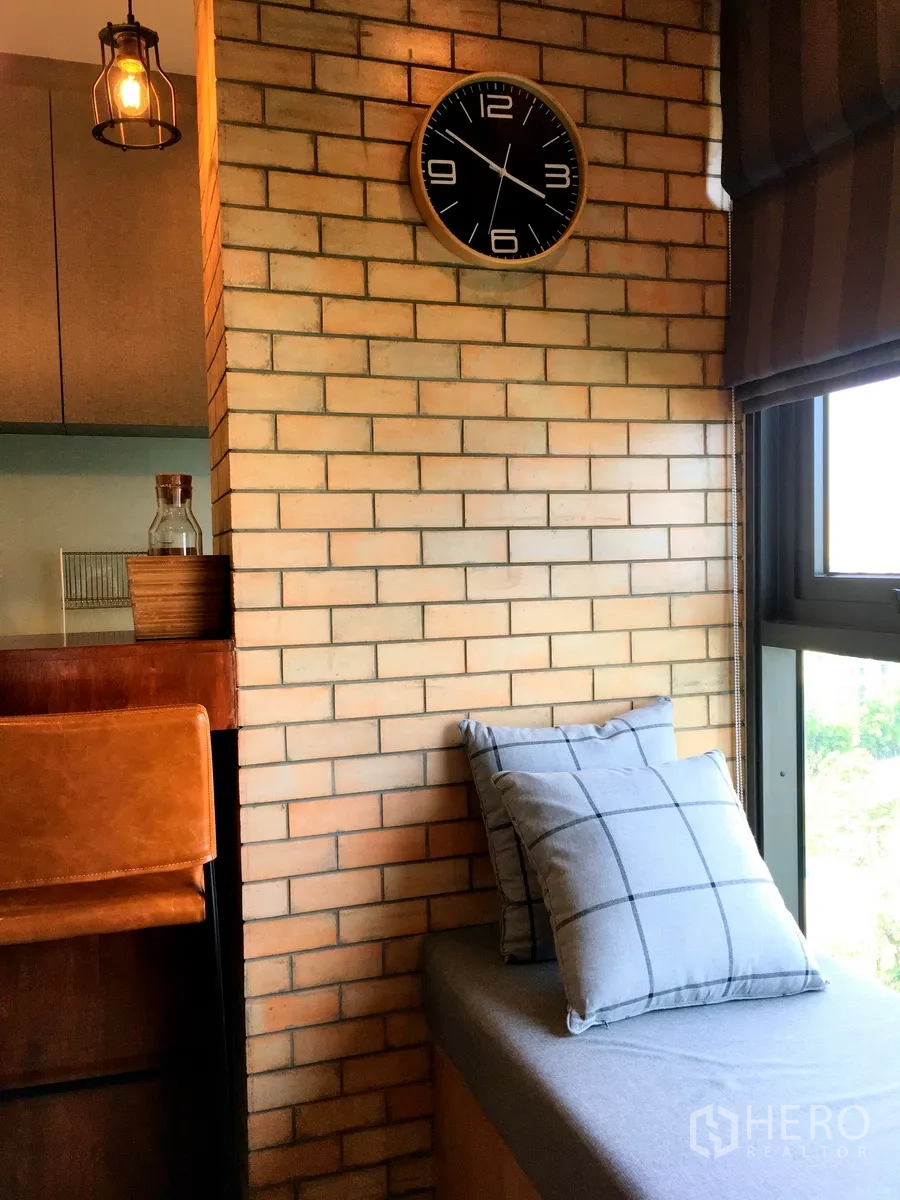 คอนโด ให้เช่าในKhlong Toei, Bangkok - เสาก่ออิฐติดนาฬิกา พร้อมเบาะนั่งริมหน้าต่างมองวิวต้นไม้เมือง