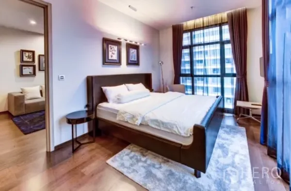 คอนโด ให้เช่าหรือขายในWatthana, Bangkok - ห้องนอนสว่างด้วยหน้าต่างบานใหญ่ ผ้าม่านสองชั้น กรอบรูป และพื้นไม้โทนอุ่น