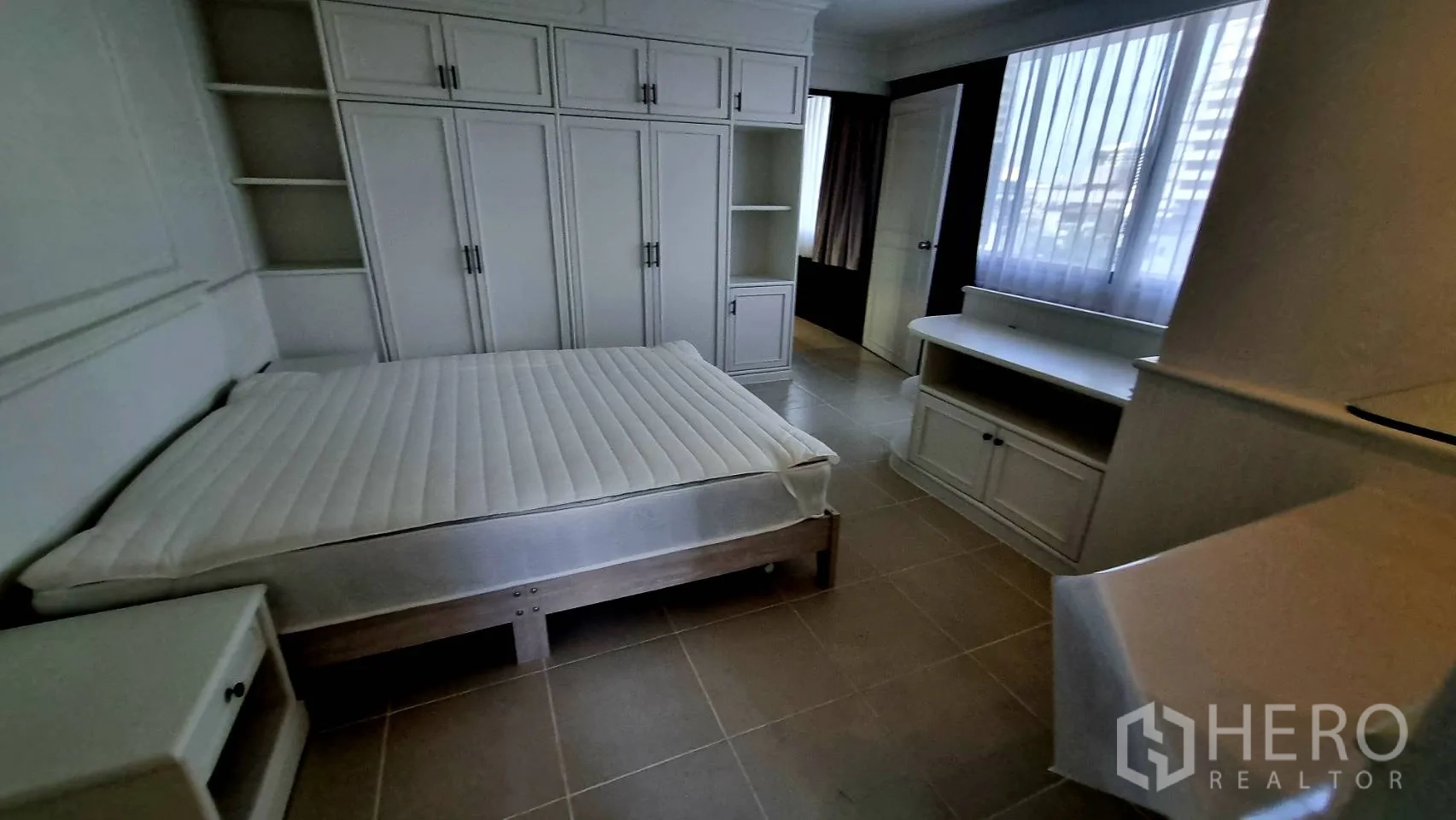 公寓 出租在Watthana, Bangkok - 采光良好的卧室，大窗与内置电视柜。