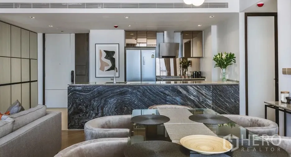 คอนโด ให้เช่าในWatthana, Bangkok - พื้นที่ทานอาหารหันหน้าเข้าห้องครัว ตู้เย็นสเตนเลส และไอส์แลนด์หิน