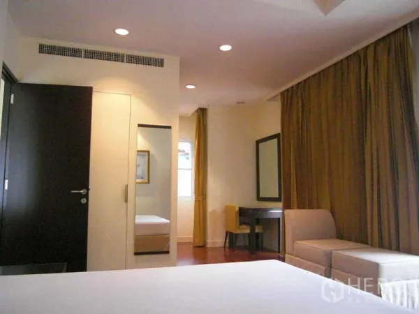 บ้าน ให้เช่าในWang Thonglang, Bangkok - ห้องนอนกว้างพร้อมโต๊ะทำงาน โซฟา ตู้เสื้อผ้า และหน้าต่างบานใหญ่