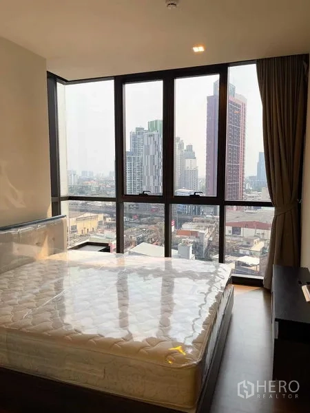 คอนโด ขายในWatthana, Bangkok - ห้องนอนมุมกระจกพาโนรามา เตียงควีนไซส์ เห็นสกายไลน์