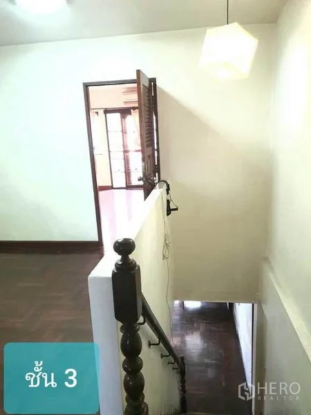 联排别墅 出售在Khlong Toei, Bangkok - 楼梯平台带木扶手，通向带阳台门的房间