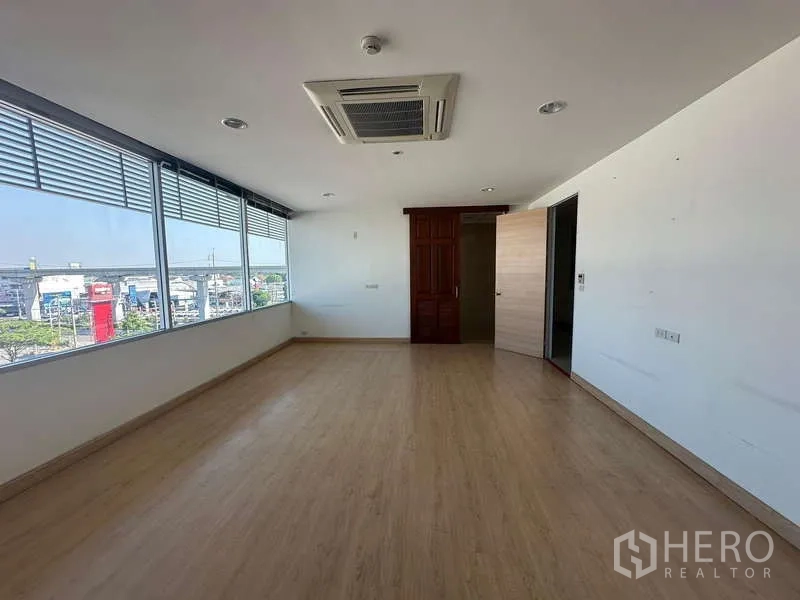 สำนักงาน ให้เช่าในPrawet, Bangkok - ห้องผู้บริหารมุมอาคาร พื้นไม้ หน้าต่างบานยาวและแอร์ฝ้า