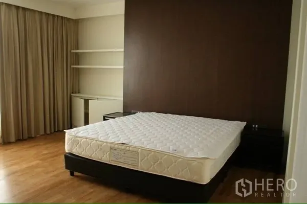 คอนโด ให้เช่าในWatthana, Bangkok - ห้องนอนกว้าง พื้นไม้ ผนังสีเข้ม โต๊ะทำงานและชั้นวางบิวท์อิน พร้อมผ้าม่านบานใหญ่