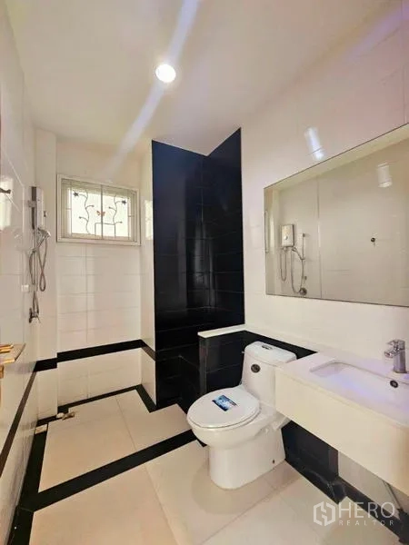 บ้าน ให้เช่าในChatuchak, Bangkok - ห้องน้ำรับแขก สะอาด กั้นส่วนอาบน้ำ โทนขาวดำ