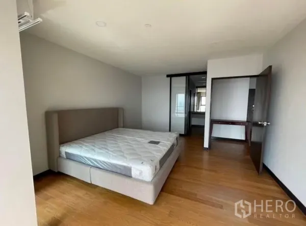 公寓 出租 - 次卧配软包床铺，木地板，滑门通往套卫